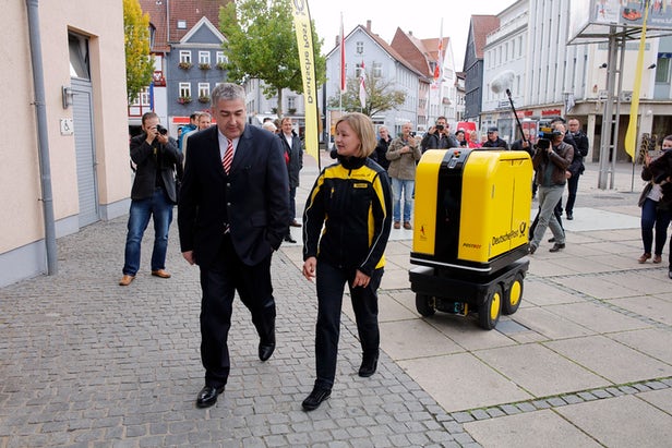 DHL快递机器人PostBOT在德国提供送货服务